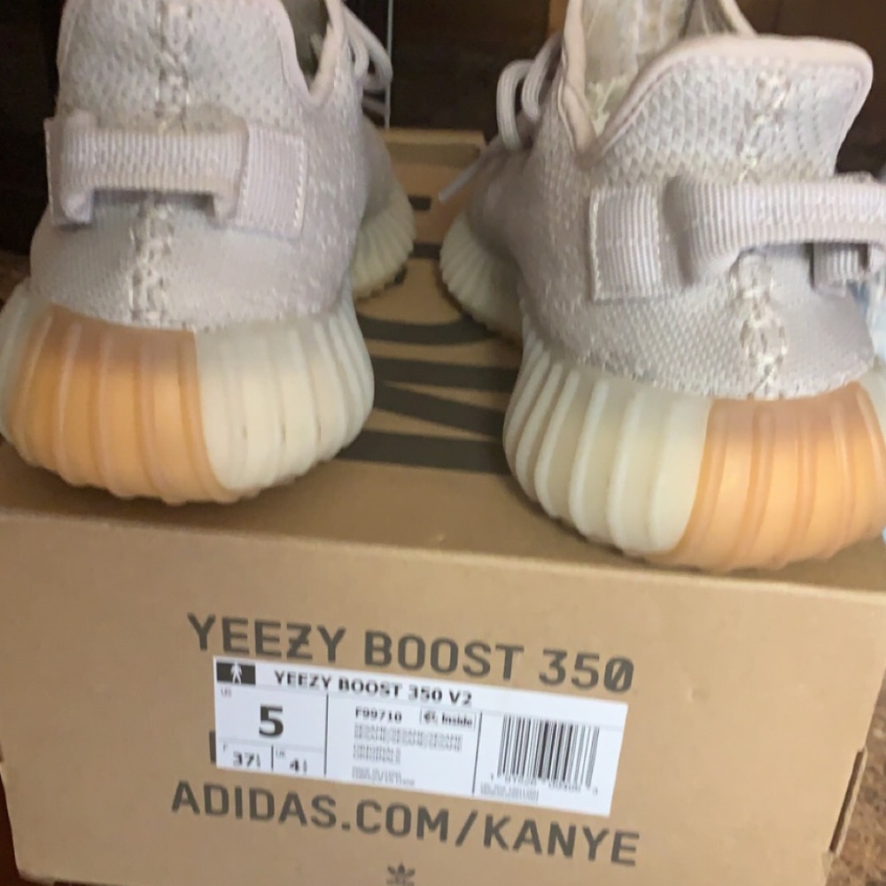 350 Boost YEEZY’s size 5